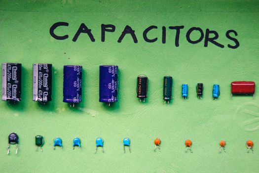 Elektronické Komponenty: Průvodce pro Začátečníky a jejich Využití